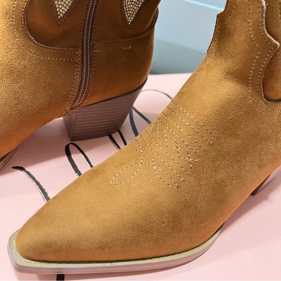 Wild Pair Lucah Women’s Cognac  Western Boots with Gold Accents, Mixed Sizes - Picture 4 of 10